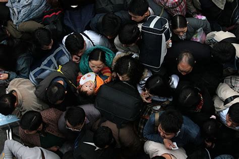 图文：妇女抱着孩子从拥挤的人群中等候进站上车_新闻中心_新浪网