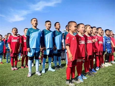 新疆6岁足球神童各种花式过人 梅西C罗的招他都会