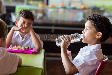 可爱的亚述男孩喝水从高清图片下载-正版图片503534724-摄图网