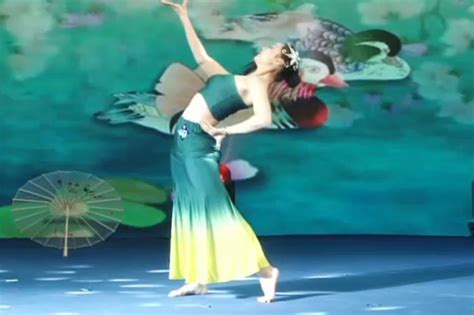 少年儿童舞蹈表演，梁诺言带来的《傣家姑娘》_凤凰网视频_凤凰网