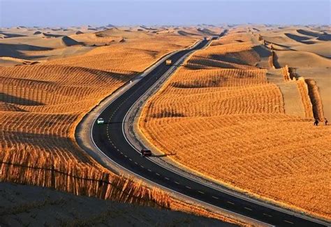 新疆：第四条沙漠公路通车 你知道如何防止沙粒流动吗？_方格_方法_栅栏