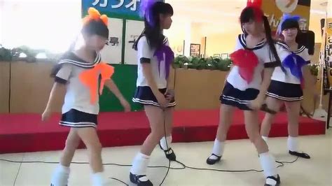 穿着校服的日本小学生卖萌跳舞，歌声甜舞蹈棒，厉害了