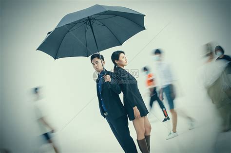拿着雨伞的商务男女站在人群中高清图片下载-正版图片507657188-摄图网
