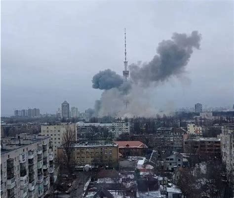 突发！乌军无人机空袭俄军机场，图-22M3受损、图-160险些被炸_凤凰网