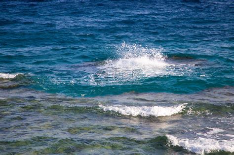 蓝色清澈的水美丽的蓝色海浪照片关闭在海上或海洋滩度假背景插高清图片下载-正版图片506113952-摄图网