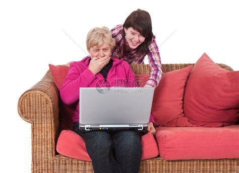 外孙女给她奶看电脑上的东西太神奇了高清图片下载-正版图片307162332-摄图网
