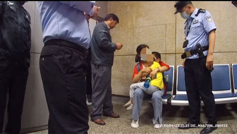 5岁男童车站走失，独自出站沿着高架行走近2公里被民警紧急寻回_法谭_新民网