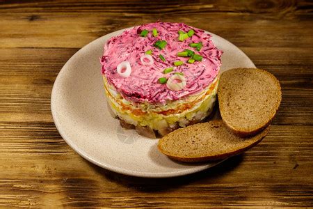 俄罗斯传统沙拉奥利维尔配蔬菜和肉灰色石头背景上的高清图片下载-正版图片505793296-摄图网