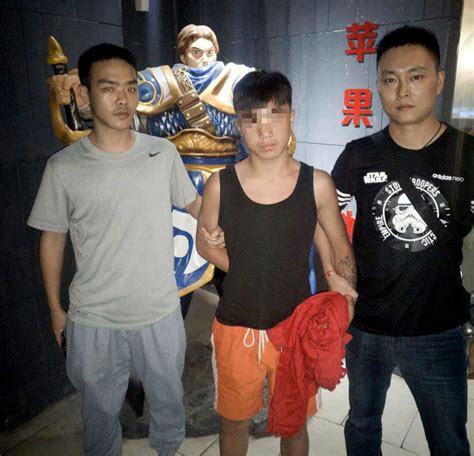 四川珙县：两帮人当街械斗 警方抓捕多名行凶者_手机凤凰网