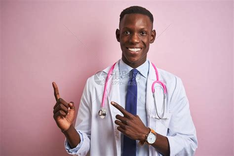 非洲裔美国医生戴着听诊器高清图片下载-正版图片503862217-摄图网