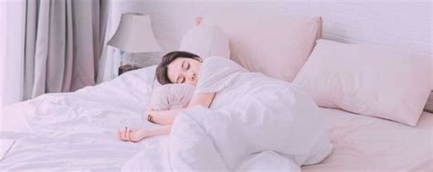 可爱的小女孩和心爱的毛绒玩具喇嘛一起睡在床上。可爱的宝贝孩子做梦，健康的孩子白天睡觉。照片摄影图片_ID:413270876-Veer图库