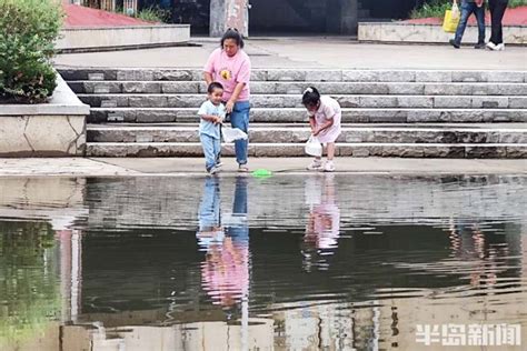 青岛：李村河水量明显见涨 市民小心翼翼趟水过河-半岛网