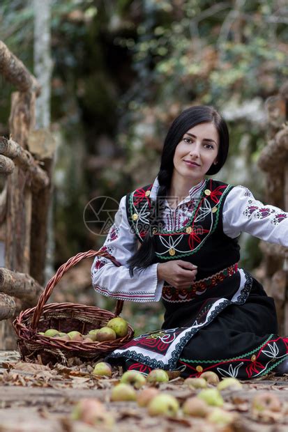 在森林里穿着保加利亚服装的女人高清图片下载-正版图片503046837-摄图网