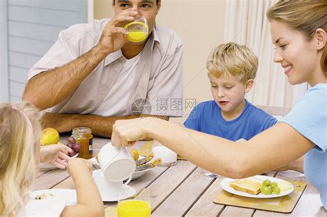 在家吃早餐的幸福家庭高清图片下载-正版图片505805395-摄图网