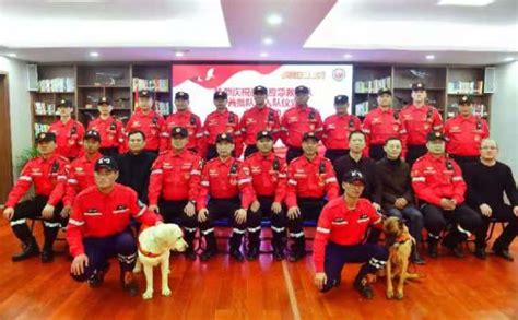 浦江县公安局治安分局二大队指导民间救援队队员开展队列训练
