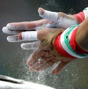 体操运动员要在手上涂白色粉末，这种白粉究竟是什么？