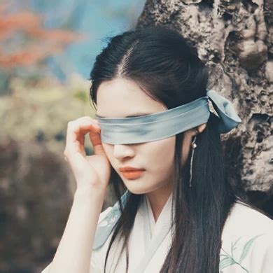 清冷古风头像带扇子的女生