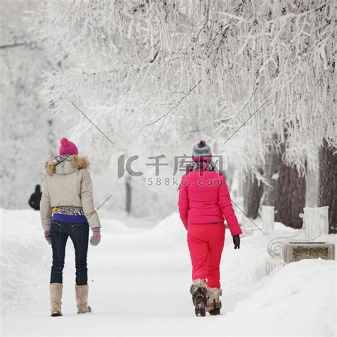 两个冬天的女人跑过白雪覆盖的小巷冰雪爬雪山高清摄影大图-千库网