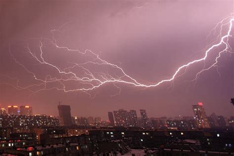 电闪雷鸣！北京遭短时强降雨侵袭 夜空如开启“闪光灯”-图片-中国天气网