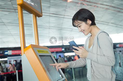商务女士在机场使用自动售票机高清图片下载-正版图片507649393-摄图网
