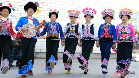 彝族服饰最美百褶裙，为什么彝族男女都喜欢穿呢？