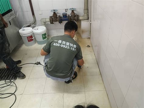 水管工在厨房安装水槽高清图片下载-正版图片503728855-摄图网