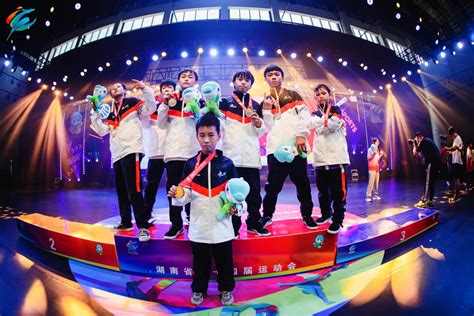 四名选手，四枚金牌！中国男子举重队夺冠率百分百_京报网
