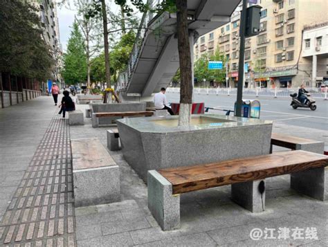 区城市管理局 | 服务市民美好生活需要 江津区优化提升公共空间休憩座椅 - 江津在线E47.CN