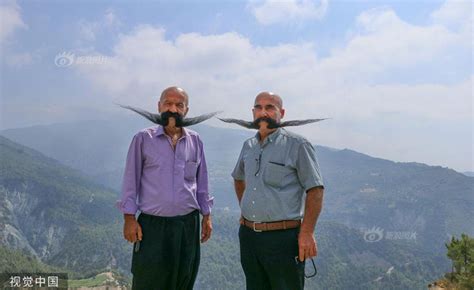 土耳其一对堂兄弟20年不剪胡子 用吹风机发胶塑形_新浪图片