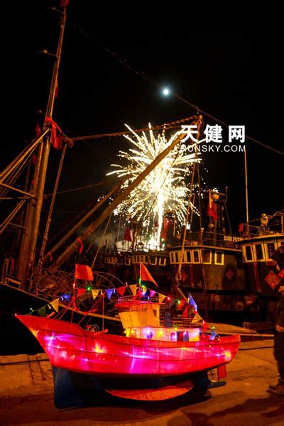 正月十三 龙王塘5000多渔民放海灯祭海神娘娘