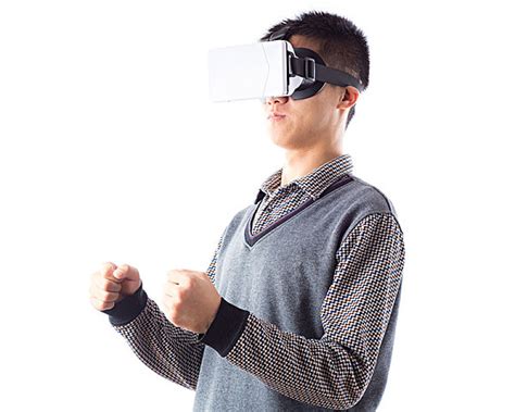 中年男子戴着虚拟现实耳机是由vr经验目瞪口呆_高清图片_全景视觉