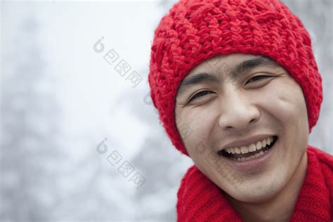 戴红帽子的男人笑脸图片-包图网