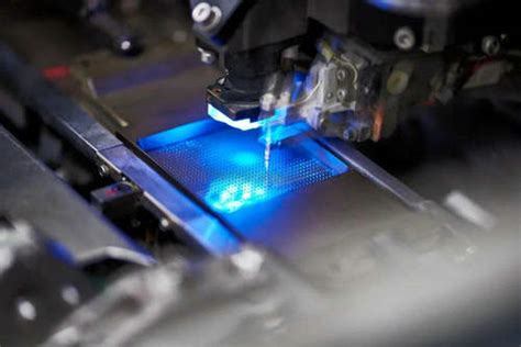 全球光刻机厂商排名 众所周知，光刻是芯片制造过程中最重要、最关键的环节，光刻的原理是利用光源，将芯片的电路图投射到涂了光刻胶的硅晶圆片上。而 ...