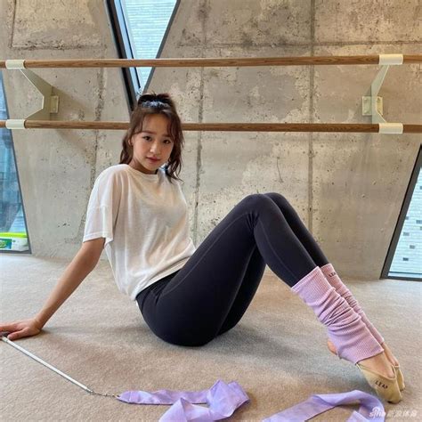 花样体操运动员孙妍在近日发布自拍照，以其出众美貌和身材吸引粉丝目光-新闻资讯-高贝娱乐