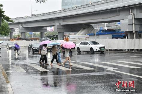 北京遇今年汛期最强降雨 市民冒雨出行_新浪图片