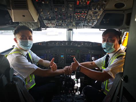 新西兰飞机驾驶上午飞机师飞机上飞行员摄影图配图高清摄影大图-千库网