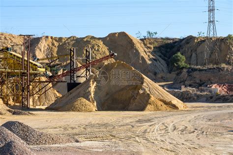 堆积在采石场的碎和沙子供出售用于建筑高清图片下载-正版图片306606342-摄图网