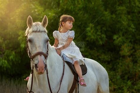 小女孩骑在一匹白马上高清图片下载-正版图片502664097-摄图网