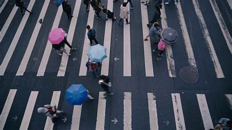 台北台湾-行人过马路在雨天视频素材_ID:VCG42N886511474-VCG.COM