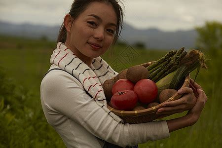 田间拿着农作物的农业女孩画像高清图片下载-正版图片502030502-摄图网