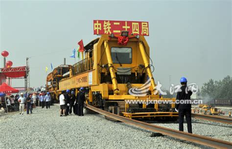 和若铁路铺轨完成，中国最大沙漠建起环形铁路
