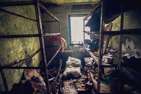 荒废的旧遗忘的房间凌乱的架子在废弃的废弃的房子。照片摄影图片_ID:315211327-Veer图库