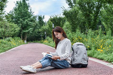 公园看书的人图片-躺在绿色的草地上看书的年轻人素材-高清图片-摄影照片-寻图免费打包下载
