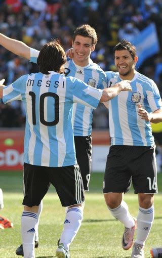 28年等一回！阿根廷队问鼎美洲杯，梅西首次国家队夺冠_京报网