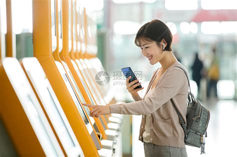 商务女士在机场使用自动售票机高清图片下载-正版图片507649672-摄图网