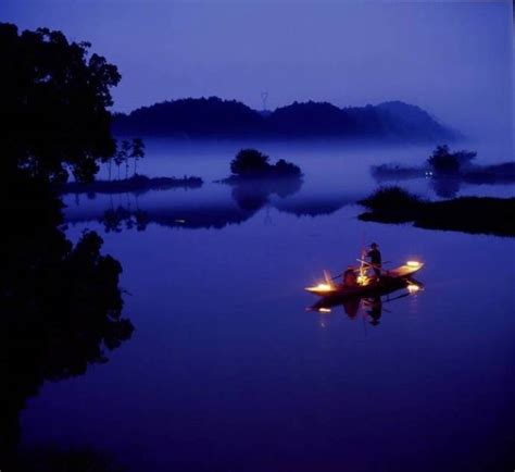 月落乌啼霜满天,江枫渔火对愁眠 但同时又隐含着对旅途幽美风物