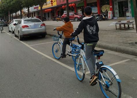 骑自行车的小孩图片_骑自行车的小孩图片下载_正版高清图片库-Veer图库