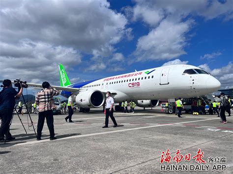 国产大飞机C919首次亮相三亚凤凰国际机场