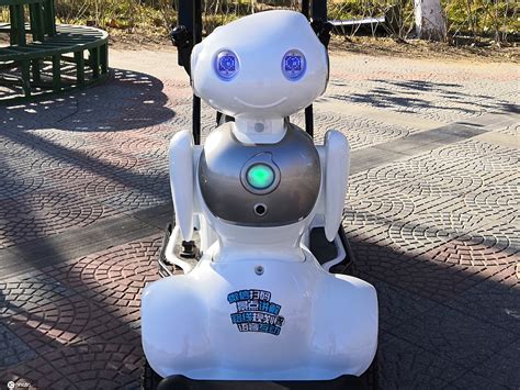 智能伴游机器人亮相莲花池公园 新颖时尚夺眼球