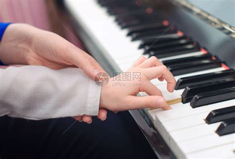 女人教小女孩弹钢琴高清图片下载-正版图片503420536-摄图网